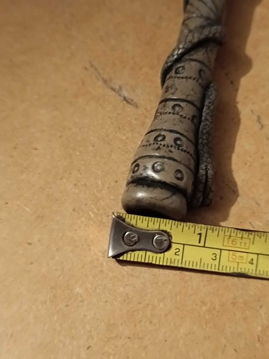 Objeto antigo com símbolo de cobra
