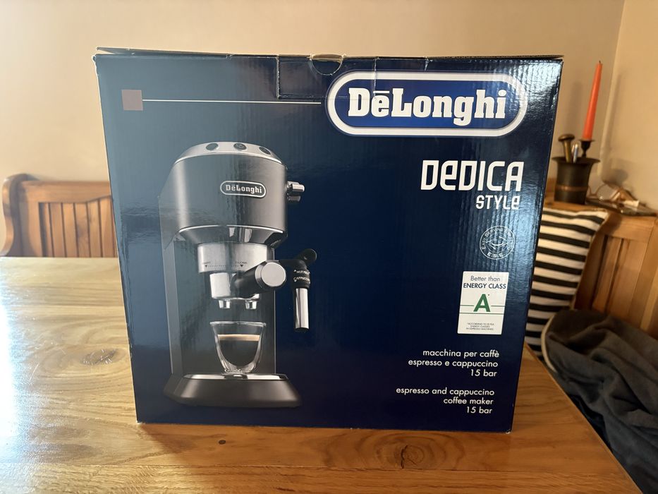 ekspres do kawy DeLonghi Dedica Style EC685.BK