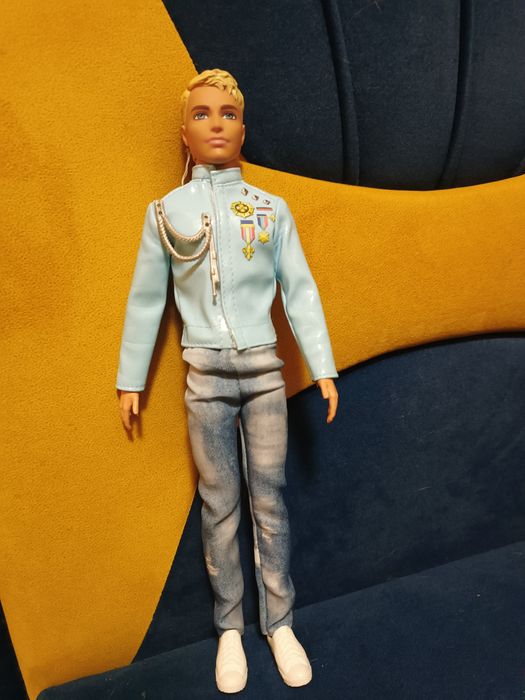 Оригінальна ексклюзивна лялька Ken у парадному вбранні.