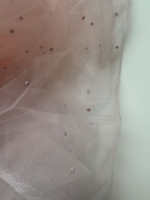 Tiulowy różowy materiał z metalicznymi perełkami/koralikami