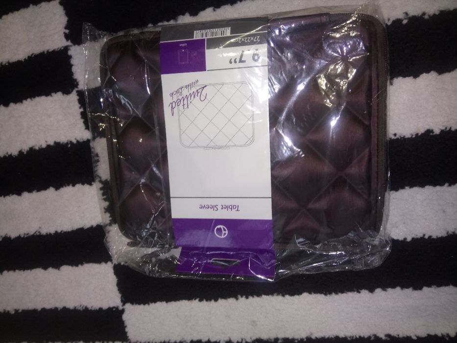 Etui na tablet pikowane do 9.7 cala