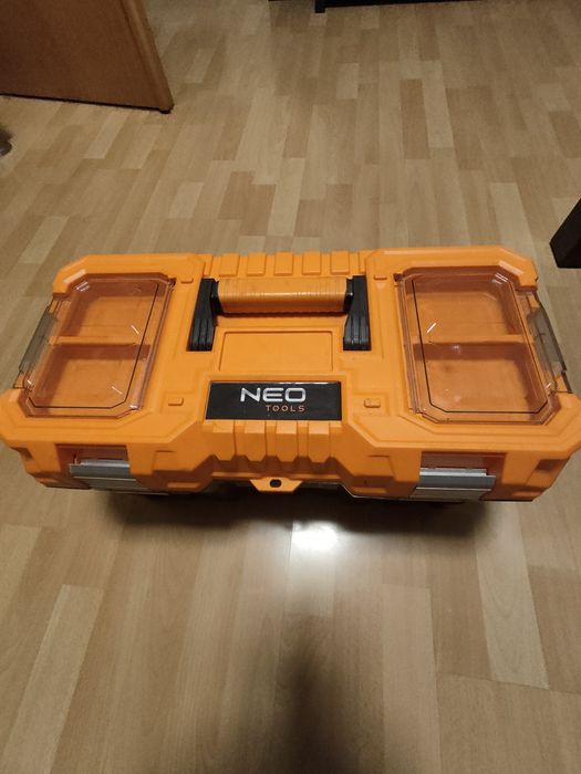 Skrzynka narzędziowa NEO z widocznymi narzędziami