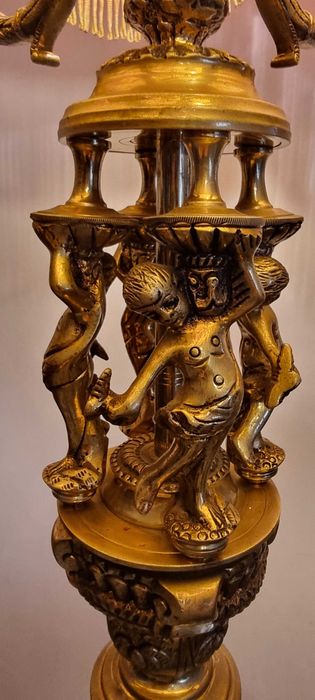 Vários candeeiros antigos de pé, de teto e de parede