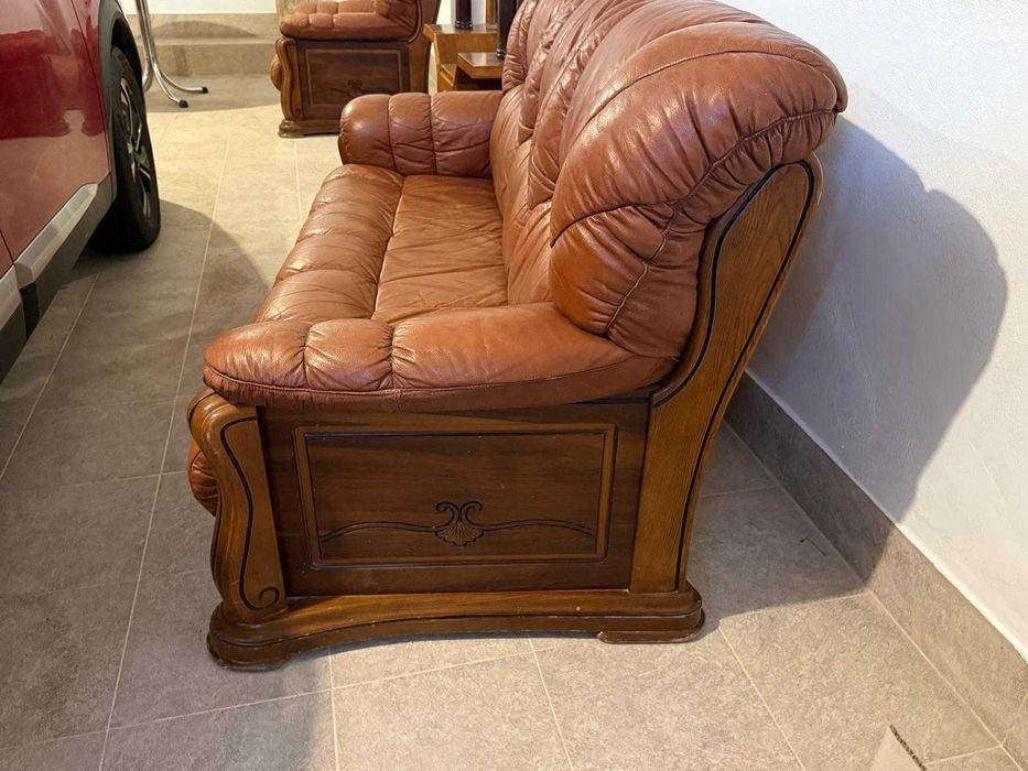 Sofás em pele em bom estado de conservação