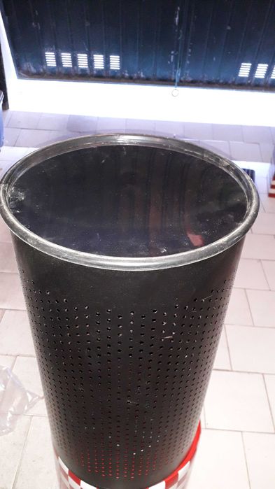 Cesto em metal preto e tampa em aço inox de roupa suja ou lixo. Usado