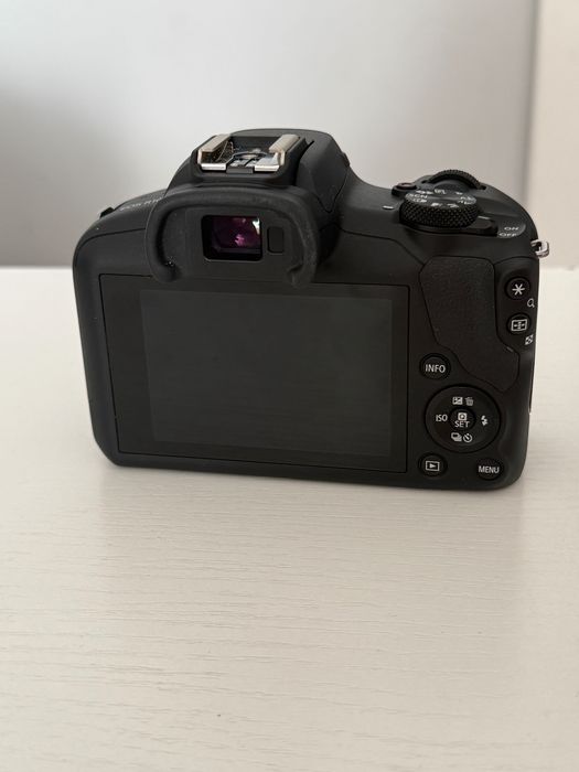 Body Canon EOS R100
