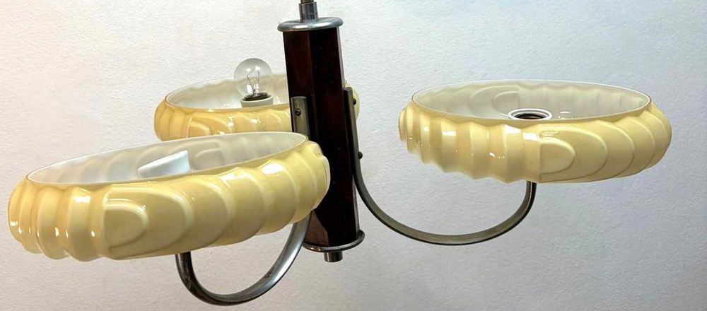 Lustre Art Déco de três luzes com corpo de metal  cúpulas de vidro