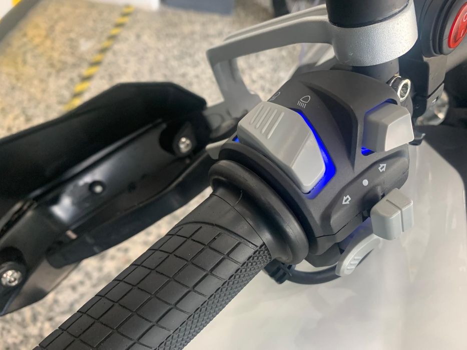 Benelli TRK 502 de 2022 optimo Estado, Kit Malas, Farois Auxiliares