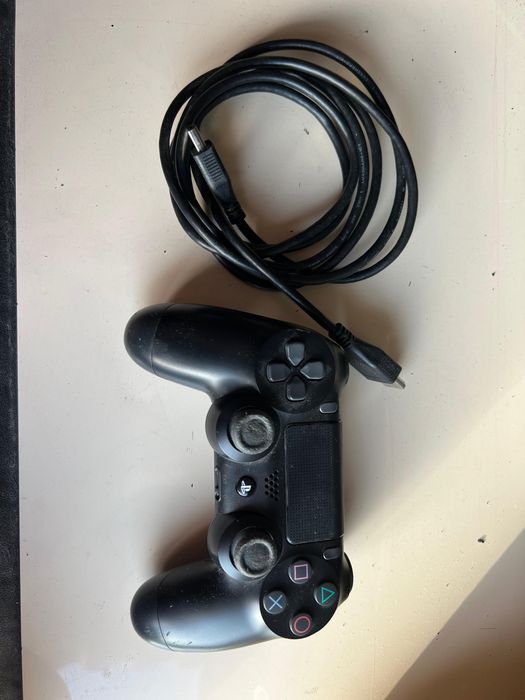 PlayStation 4 com comando e jogos