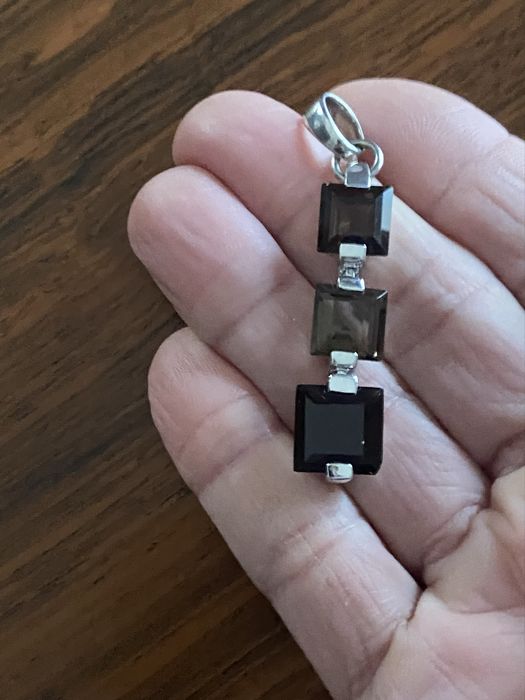 Pendente em prata com pedras em quartzo fumê.