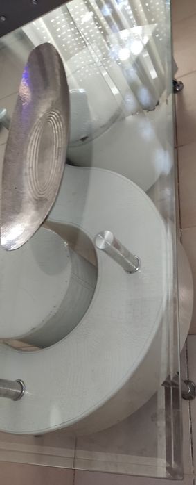 Mesa de centro com algumas marcas de uso