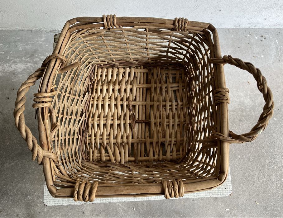 Dwa koszyki wiklinowe