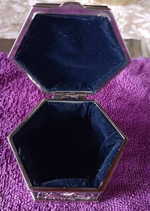 Caixa vintage hexagonal para joias, banhada a prata.