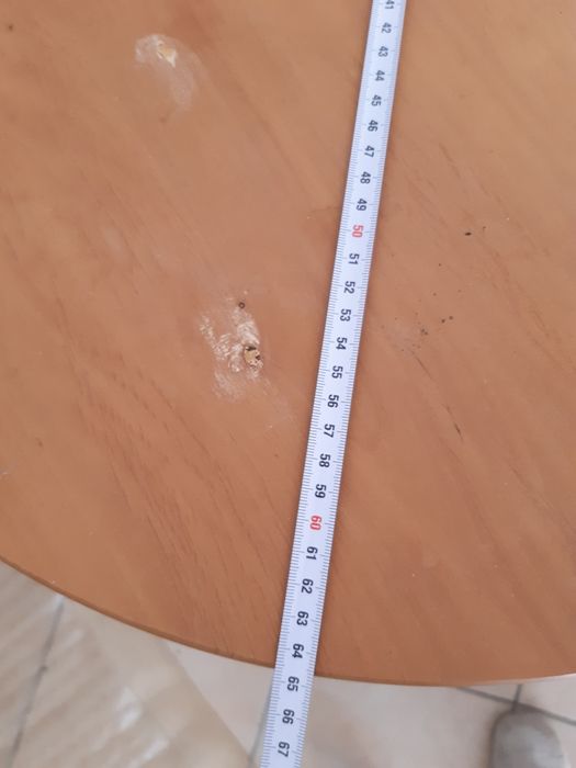 Mesa camilha em madeira com toalha aveludada