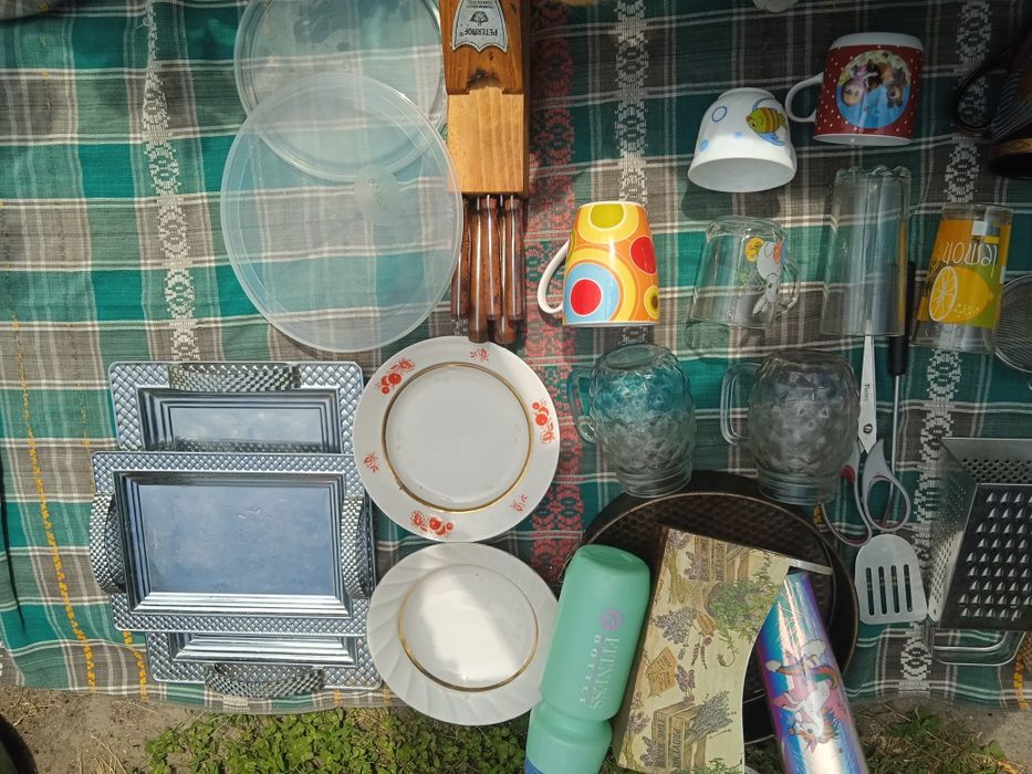 Посуд різний чашки тарілки піднос