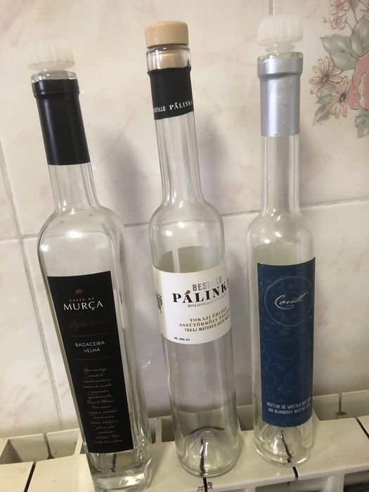 Garrafas vazias de gin e outras