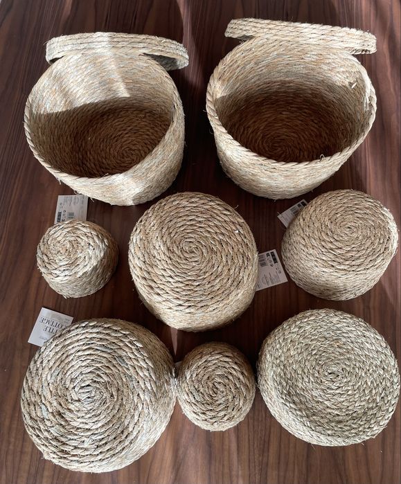 Conjunto de oito cestos de rafia novos com etiqueta