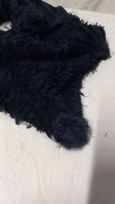 Gola com bico unisexo tecido felpudo azul marinho