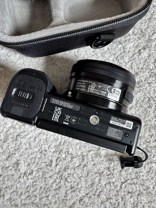 Máquina Fotográfica SONY ZVE10 + 16-50mm + bolsa