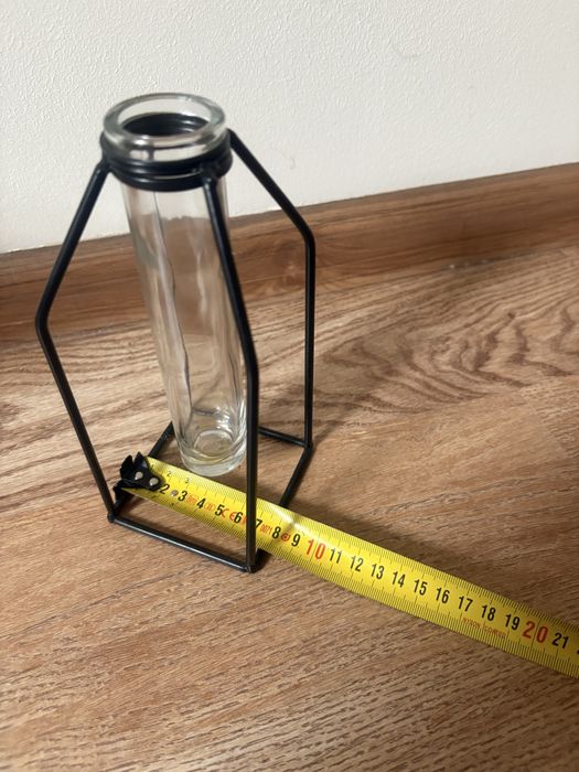 Wazon probówkowy w czarnej geometrycznej ramce