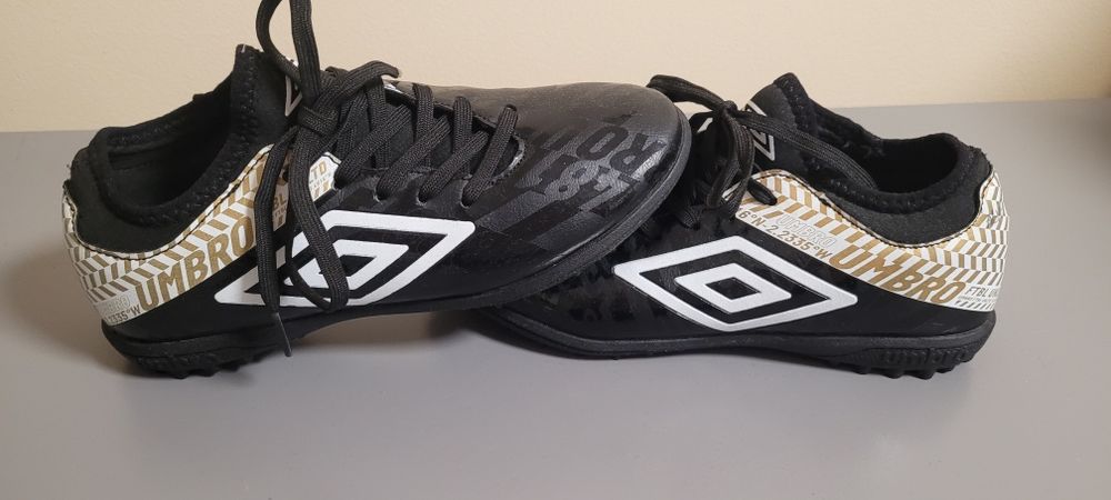 Buty turfy umbro rozm 35