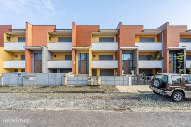 Moradia T3 em Banda no Centro da Póvoa de Lanhoso