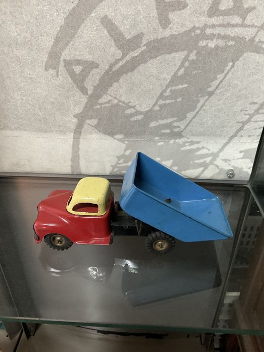 Brinquedo camiao basculante lata