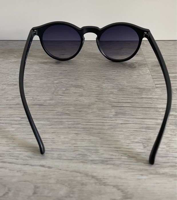 Óculos de sol pretos arredondados