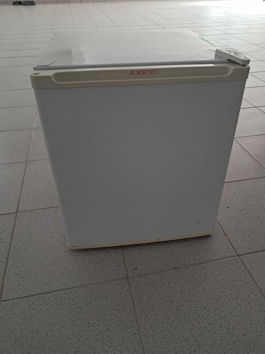 Frigorifico com congelador (46L)    50€