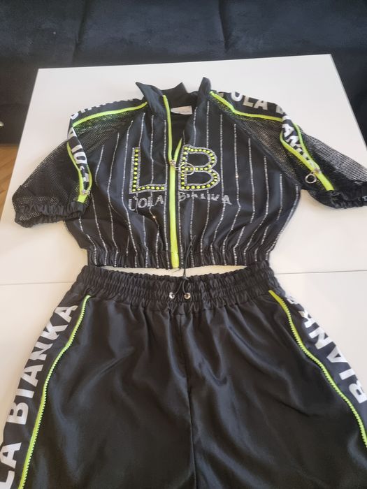 Piękny czarny dres