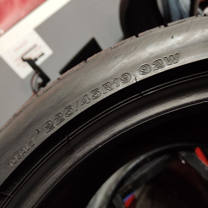 225/45/19 Sprzedam parę opon letnich Bridgestone