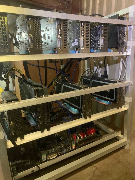 Koparka kryptowalut, serwer obliczeniowy, karty, stojak, płyta główna