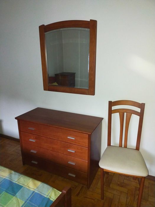 Mobília de quarto de solteiro, madeira maciça e ótimo estado