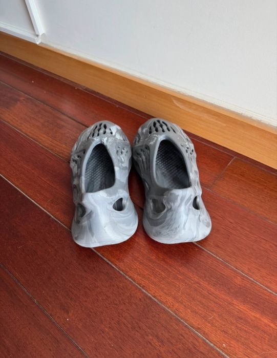 Yeezy foam cinzentas