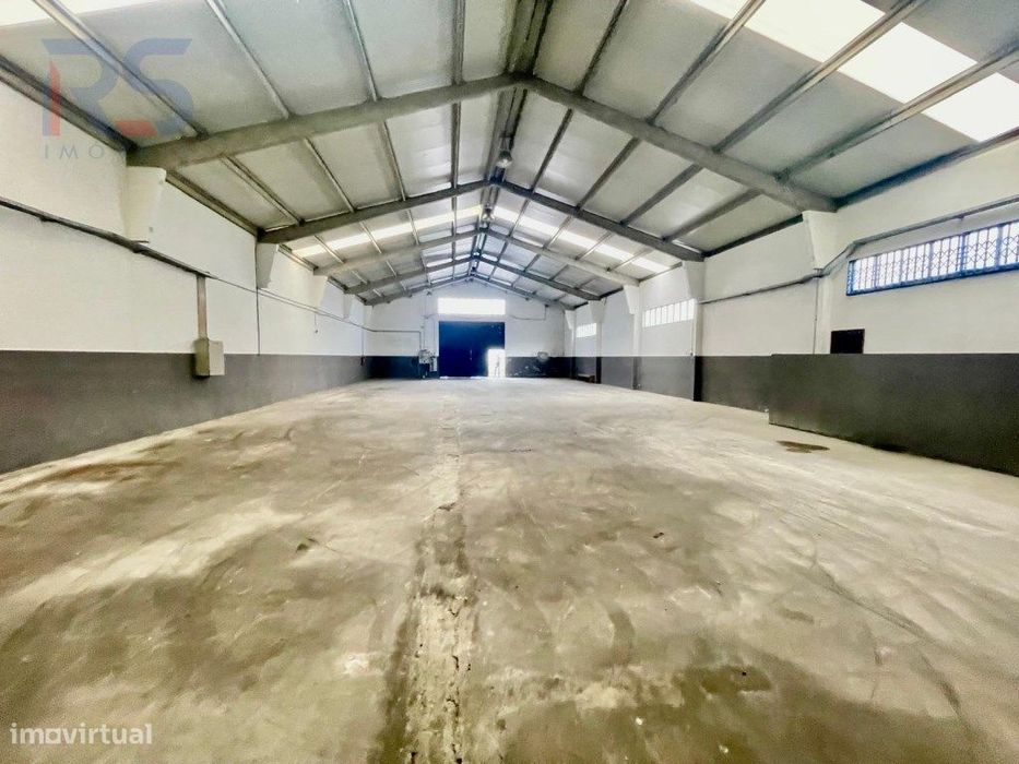 Armazém 530 m² + 220 m² logradouro