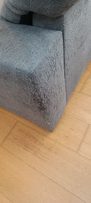 Vendo sofá CHAISE LONGUE DIREITA em bom estado, com 2 puffs e 2 almofadas cinzas incluídas.
