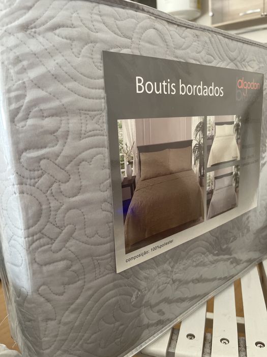 Boutis bordado com 2 almofadas incluidas (vazias)