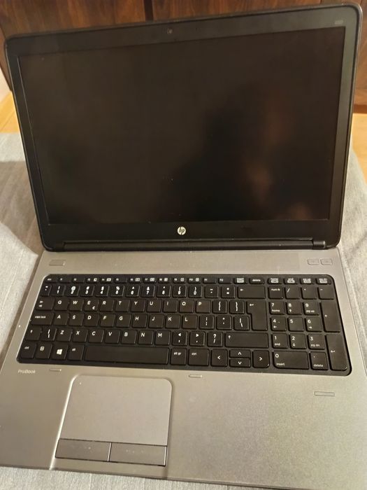 Używany laptop bez dysku i RAM - na części