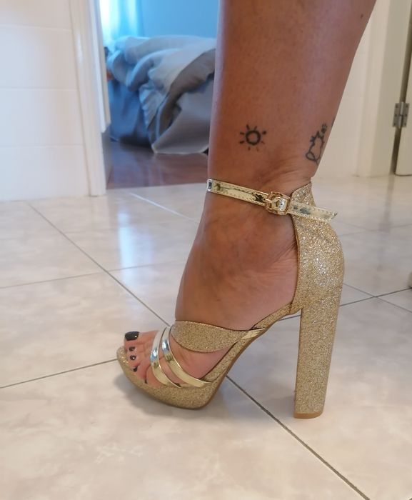 Sandália de plataforma douradas NOVAS