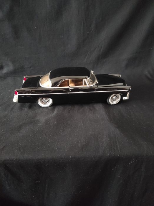 Miniatura escala 1:18 Chrysler 300 B