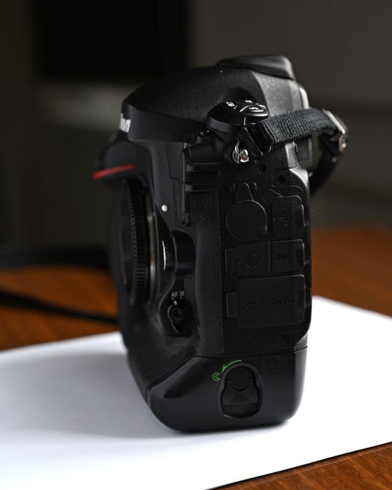 Продаю Nikon D4.