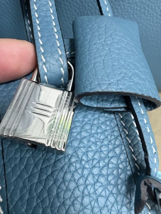 Шкіряна вмістка сумка, майже як нова