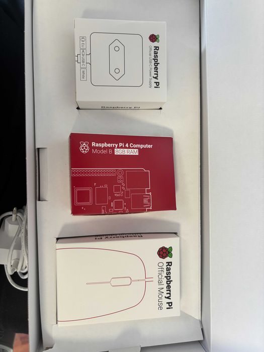 Raspberry Pi 4 8gb + Case Térmica + Kit de Secretária original (Livro, rato, teclado, cabos, sd card)