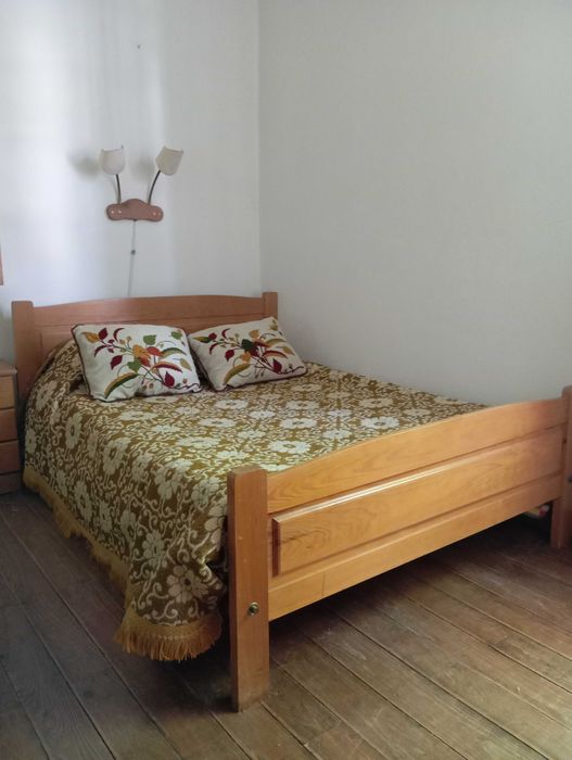 Mobilia de quarto, pinho : cama com colchão, armario, cadeira, mesa de cabeceira, bom estado