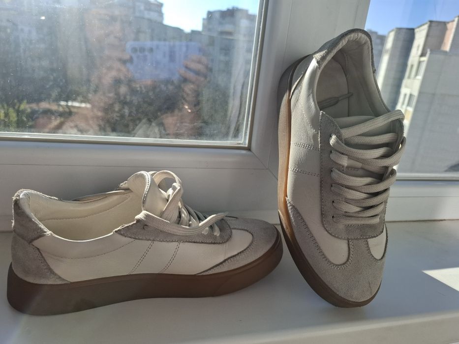 Кросівки  .   .  .