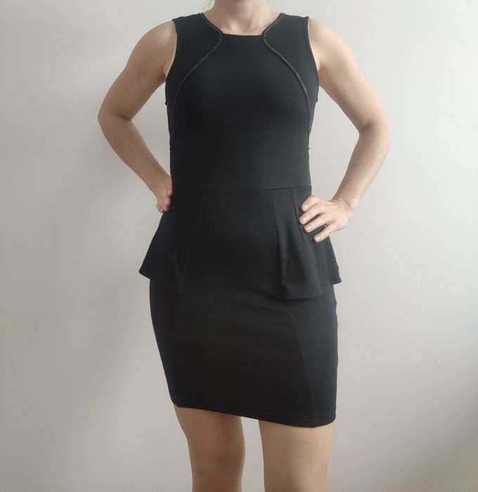 Czarna sukienka z baskinką