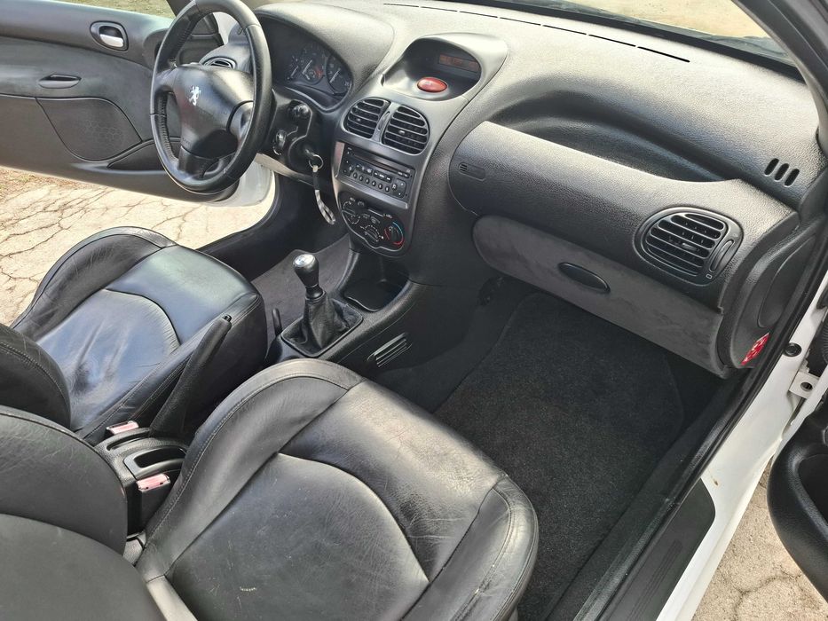 Peugeot 206 Gasolina Com A/C Estofos em Pele