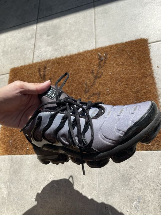 Nike vapormax plus srebrno ciemne.
