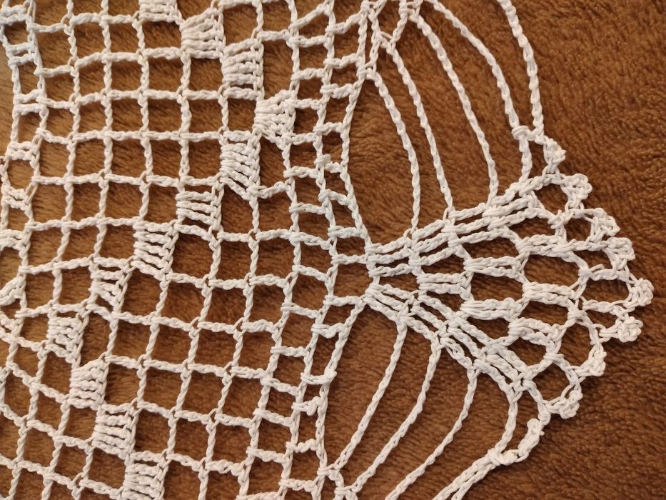 Biały obrus ręcznie wykonany