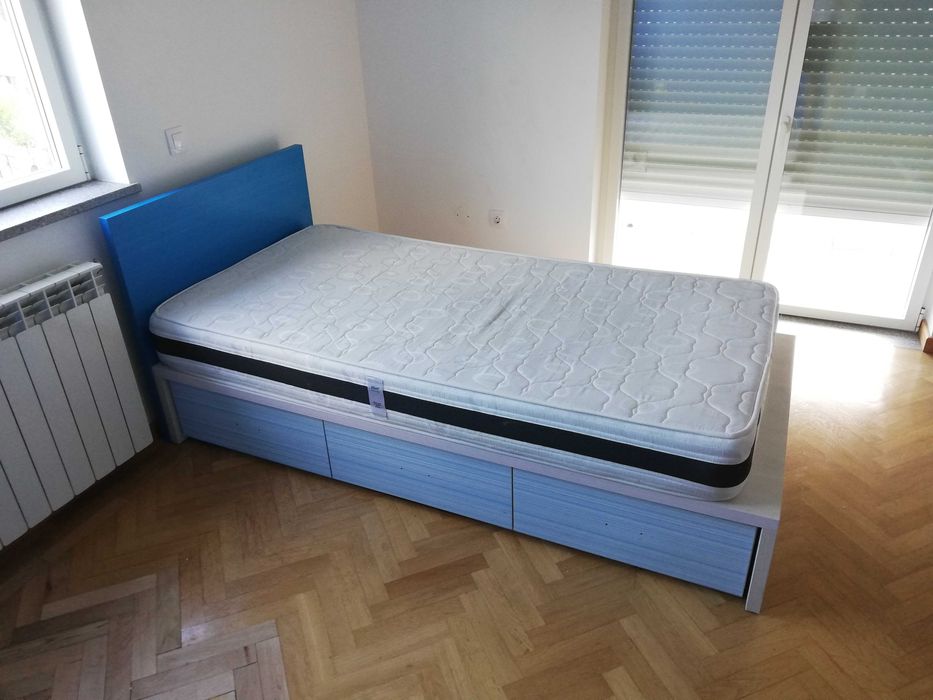 Mobília de quarto de solteiro (2 camas+2 colchões+2 camiseiros+2 estantes)